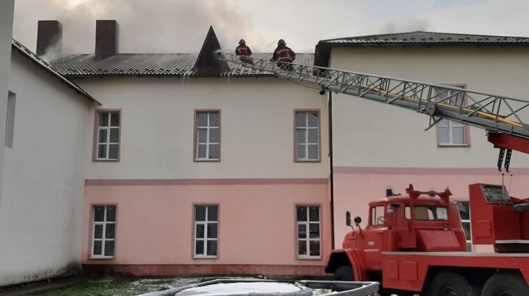 На Прикарпатье горела больница - фото