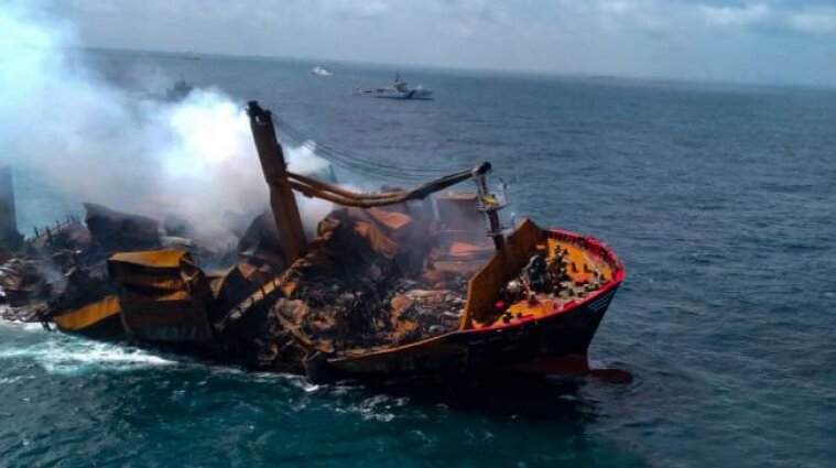 Возле Шри-Ланки затонуло судно с 25 тоннами химикатов