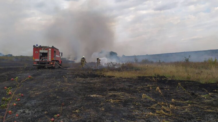 На території Луганської області продовжується гасіння пожеж