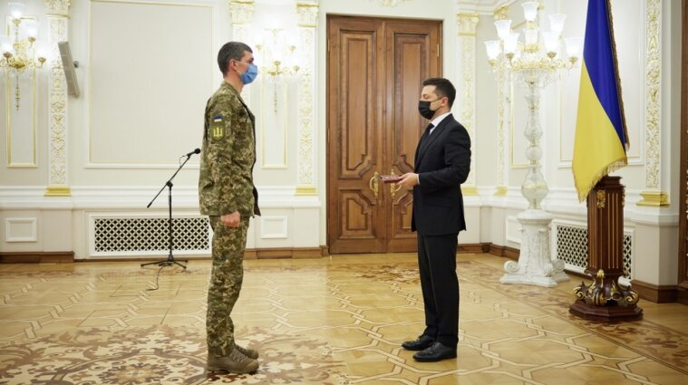 Зеленский наградил десятерых военных ВСУ - фото