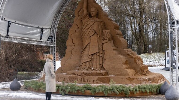 Статую Зеленского из песка установили в Эстонии