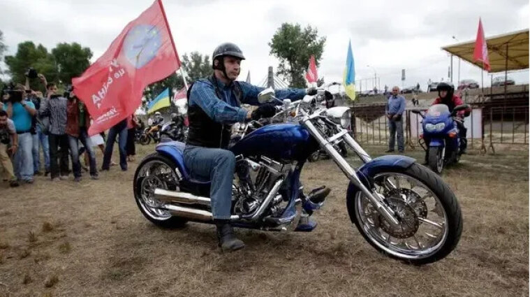 Мэр Киева Виталий Кличко ездит на мотоцикле российского производства