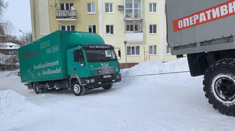 В Ровно спасатели вытащили из снежного заноса автомобиль группы "БЕZ ОБМЕЖЕНЬ"