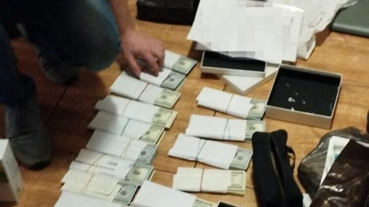 Обшуки у міськраді Запоріжжя: знайдено багато готівки та зброю (фото)