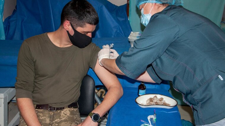 На Донбассе начали COVID-вакцинацию военнослужащих - фото