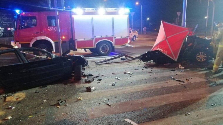 Автомобиль разорвало на две части: в ДТП в Польше погибли трое украинцев (фото)