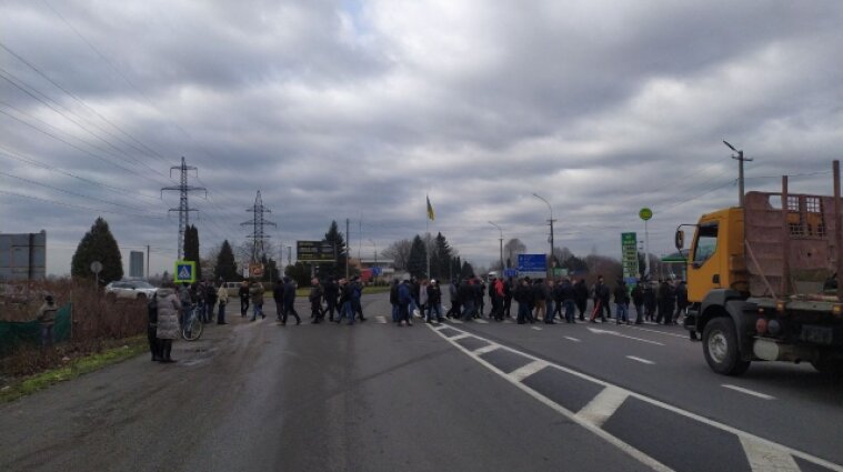В Закарпатской области протесты: активисты перекрыли движение проезда