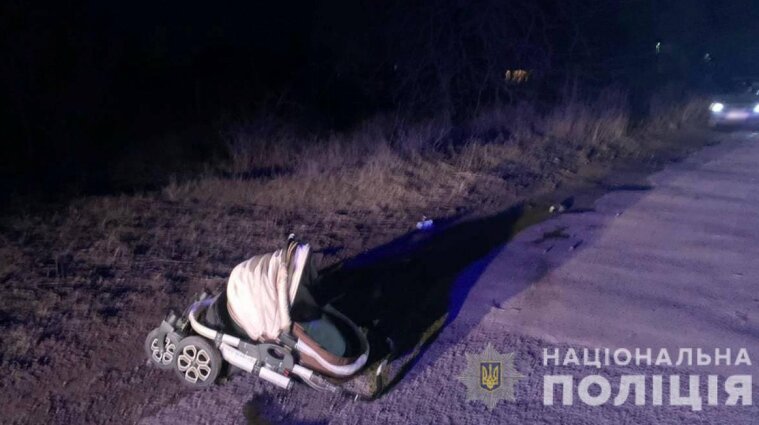 В Одесской области пьяный водитель сбил молодую маму с младенцем в коляске - фото