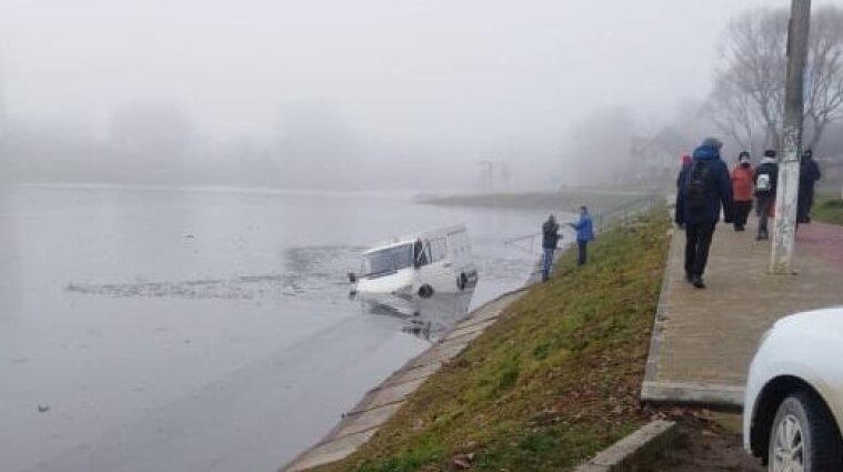 В Моршине спасатели вытащили автомобиль из озера