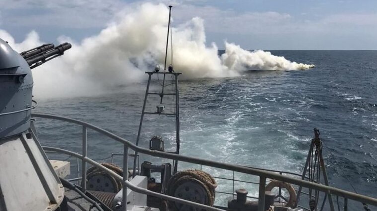 Украинские военные провели морской бой в Черном море - фото