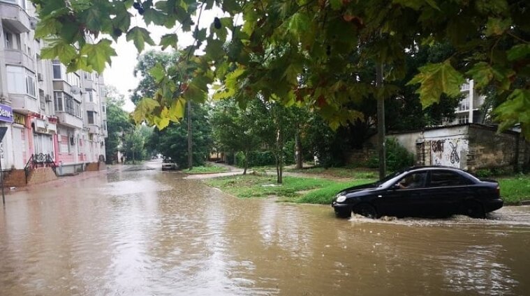 Зливи затопили Крим: мешканців просять бути готовими до евакуації