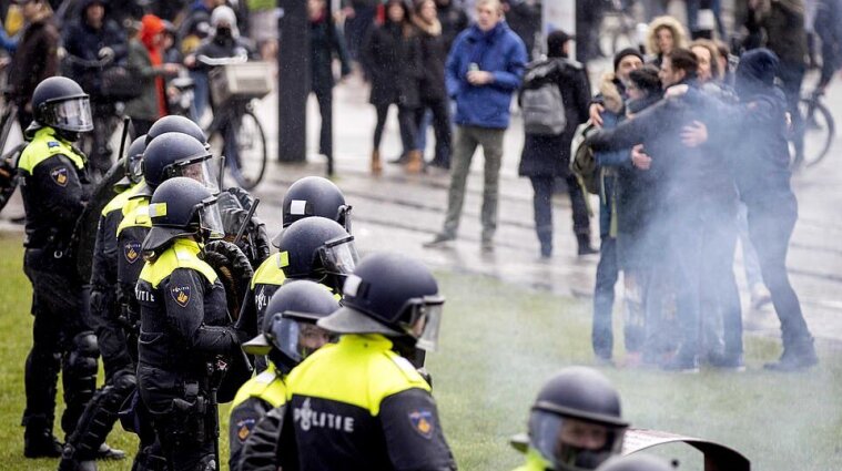 В Нидерландах жители митинговали против комендантского часа