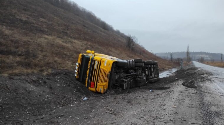 У Луганській області перекинулась вантажівка із тонами мазуту