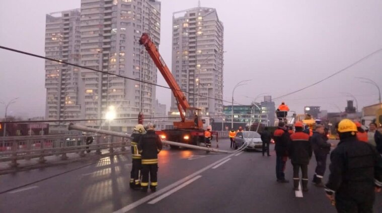 З'явилося відео падіння стовпів на автомобілі у Києві