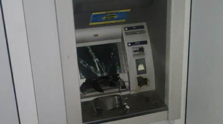 В Харькове взорвали банкомат и украли деньги