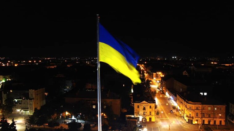 В Киеве приспустят главный государственный флаг Украины: известны причины