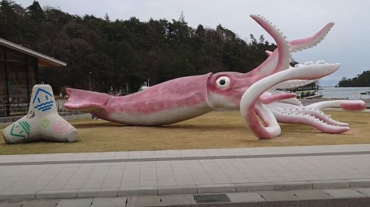 В Японії побудували статую кальмара за кошти з COVID-фонду