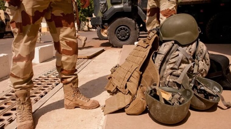 Авто террористов врезалось в колонну французских военных в Мали