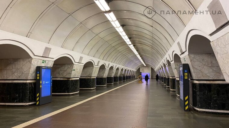 В Киеве временно закрыли вестибюли двух станций метро