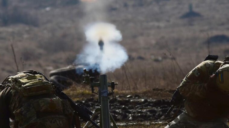 Боевики на Донбассе дважды обстреляли украинские позиции и ранили воина ООС