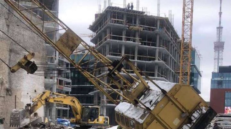 В Киеве упал строительный кран во время демонтажных работ - фото