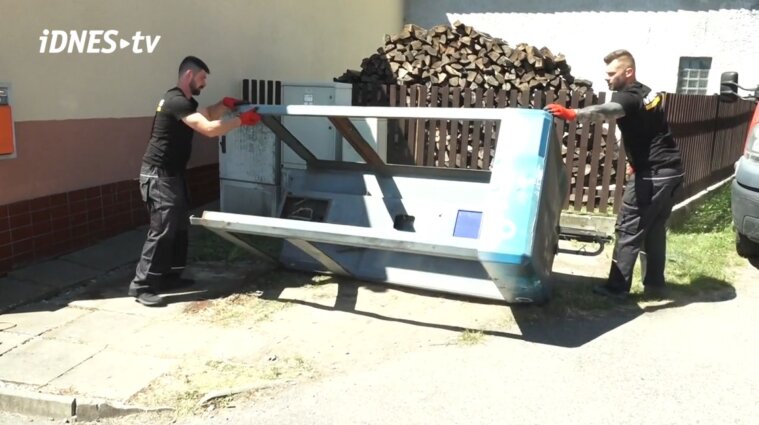 В Чехии демонтировали последнюю телефонную будку