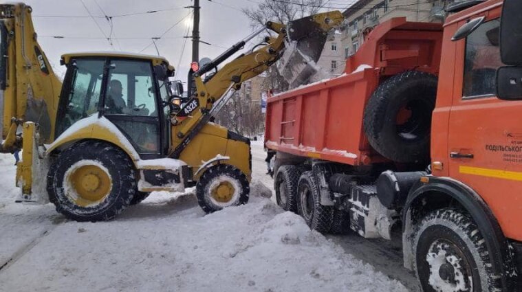 Понад 16 тонн снігу вивезли з вулиць Києва за добу - відео