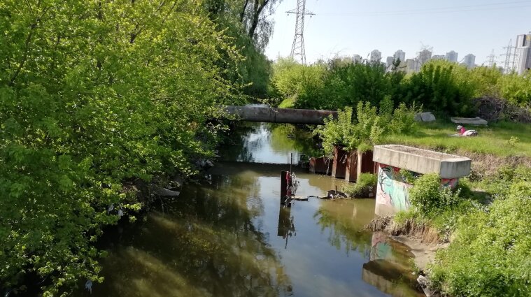 Коммунальщики не смогли выяснить, почему в столичной реке пожелтела вода