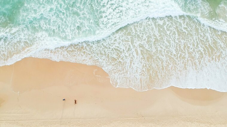 В Греции пляж затопило пеной, но ученые назвали причины - видео