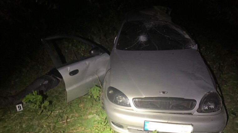Смертельное ДТП на Львовщине: автомобиль съехал в кювет и перевернулся - фото