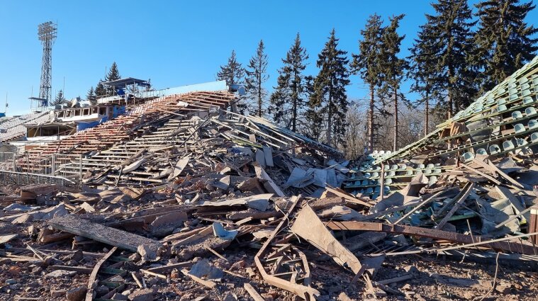 В Чернигове оккупанты разбомбили "стратегические военные объекты": стадион и библиотеку (фото)