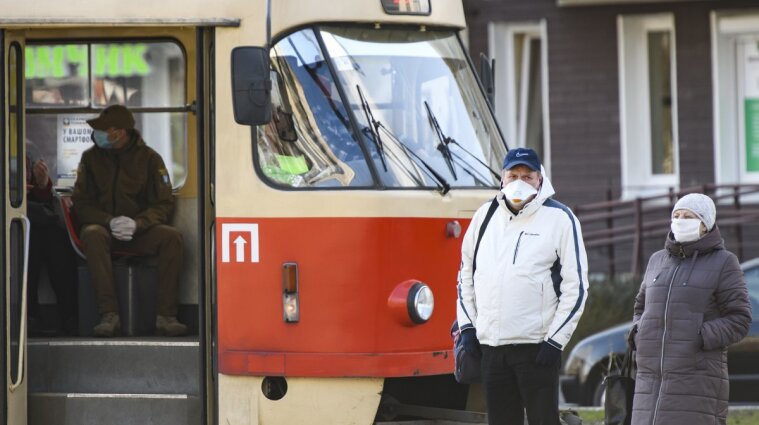 В Одесі трамвай збив жінку: вона зненацька вистрибнула на рейки