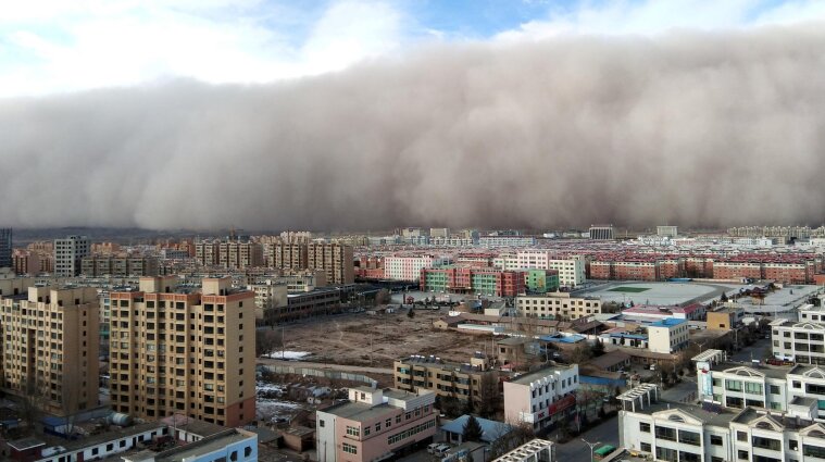 Китай накрыла мощная песчаная буря - фото, видео