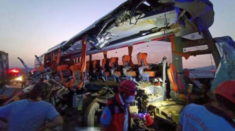 В Турции автобус столкнулся с грузовиком: погибли 9 человек - фото