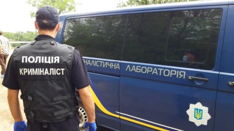 В Черниговской области нашли простреленный труп мужчины в заброшенном авто