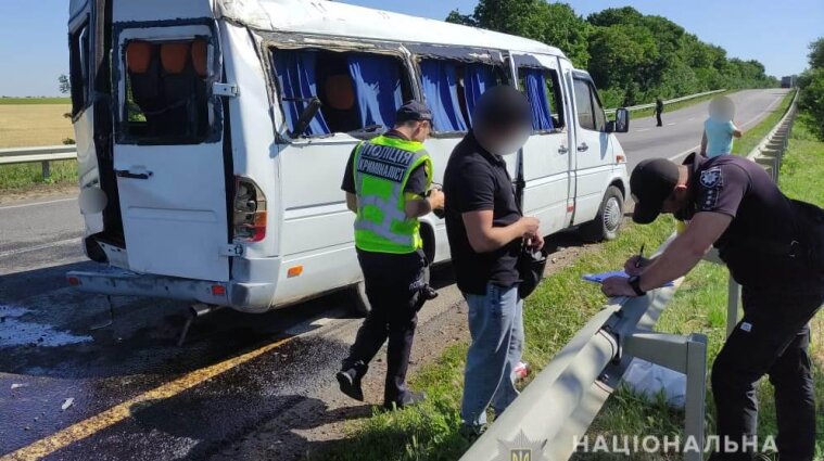 Микроавтобус с 13 людьми перевернулся в Одесской области - фото