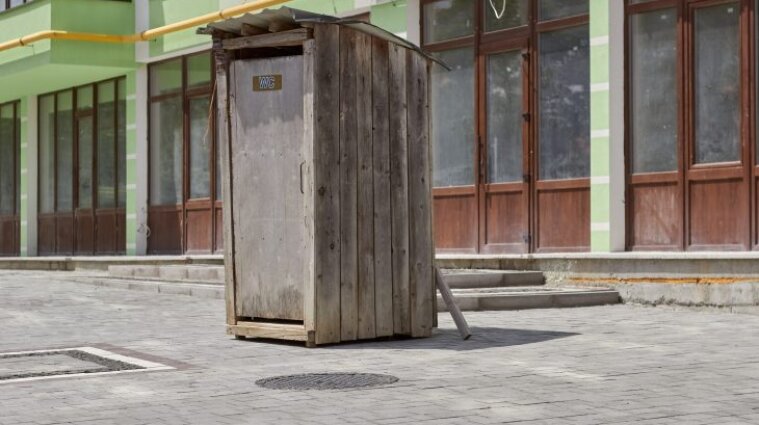 Майже 500 українських шкіл мають вбиральні лише на вулиці