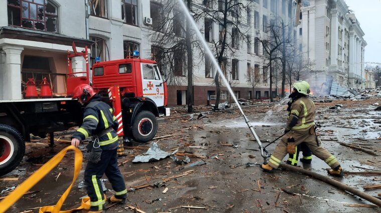 Окупанти вчергове обстріляли Харків: зруйновані та горять будівлі університету та поліції (відео, фото)
