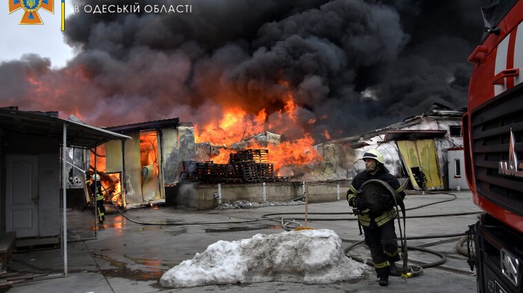 Масштабный пожар в Одессе: более 30 спасателей тушили склады - фото
