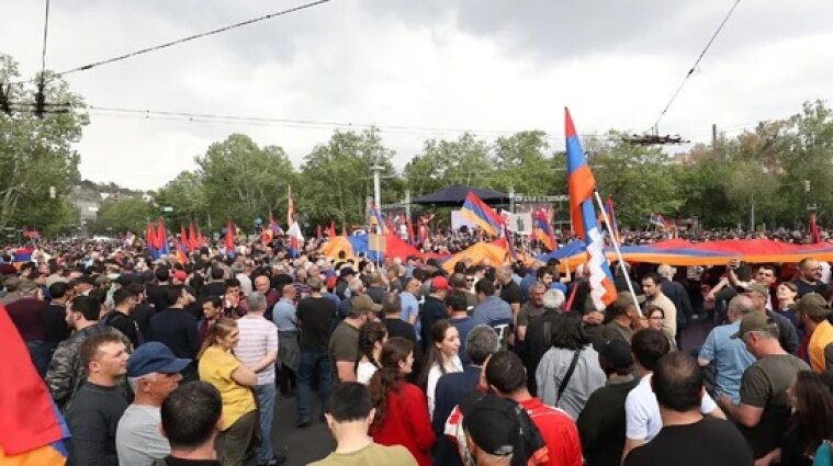 Масові протести у Вірменії: чого вимагають учасники акцій непокори