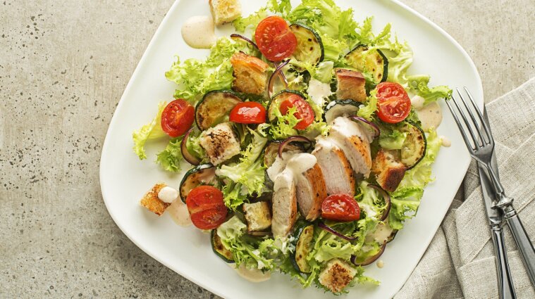 Рецепты вкусности: как приготовить легкий и питательный летний салат из курицы и кабачков