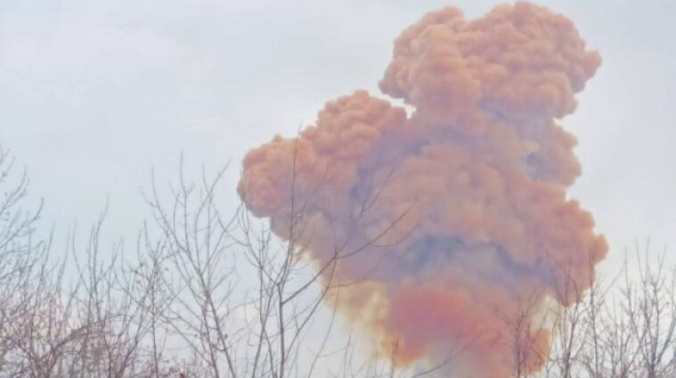 Оккупанты взорвали цистерну с азотной кислотой в Луганской области: жителей призывают закрыть окна