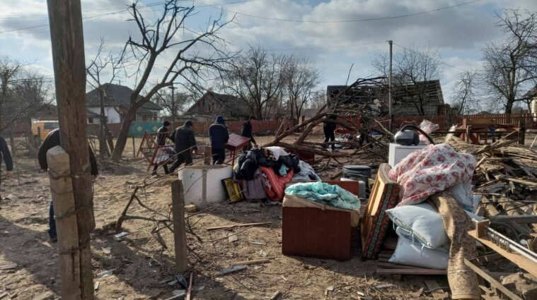 Уничтожили десятки домов и лицей: орки запустили ракеты по селам Житомирской области (фото)
