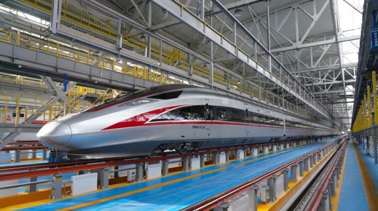 У Китаї розробили новий потяг, який розганяється до 350 км