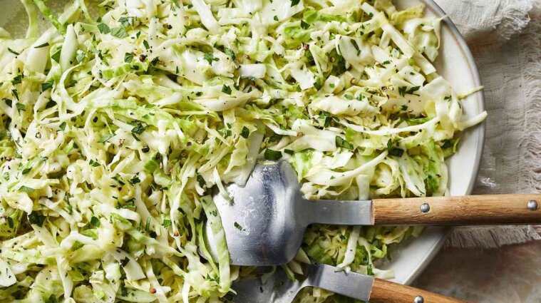 Салат из капусты и крапивы: тонизирующий рецепт, который удивит