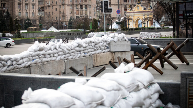 Исчезли мешки с песком и противотанковые ежи: в Киеве начали разворовывать блокпосты
