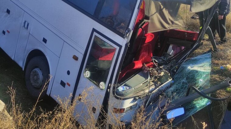 Автобус с 13 пассажирами попал в ДТП в Харьковской области - фото