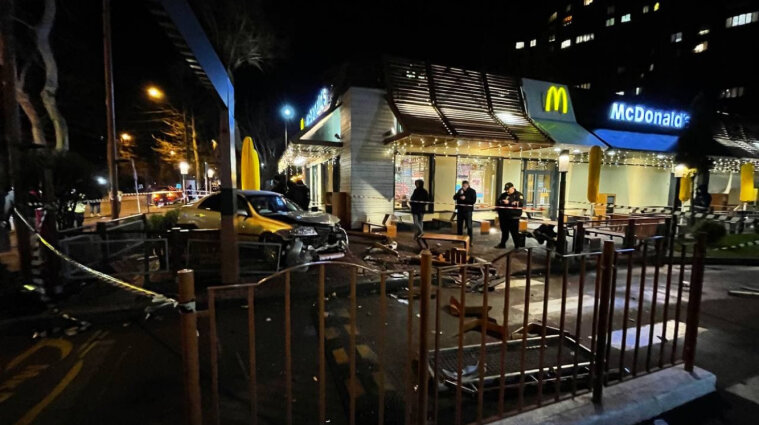 В Одессе автомобиль пробил ограждение и въехал в McDonald's: есть пострадавшие