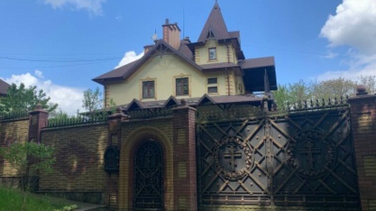 Журналісти показали, як виглядає маєток митрополита УПЦ МП Онуфрія на Буковині (відео)