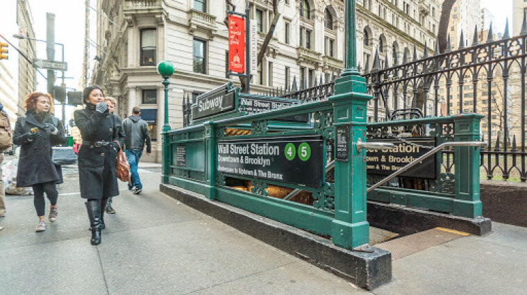 В Нью-Йорке неизвестные с ножом нападали на пассажиров метро: есть погибшие